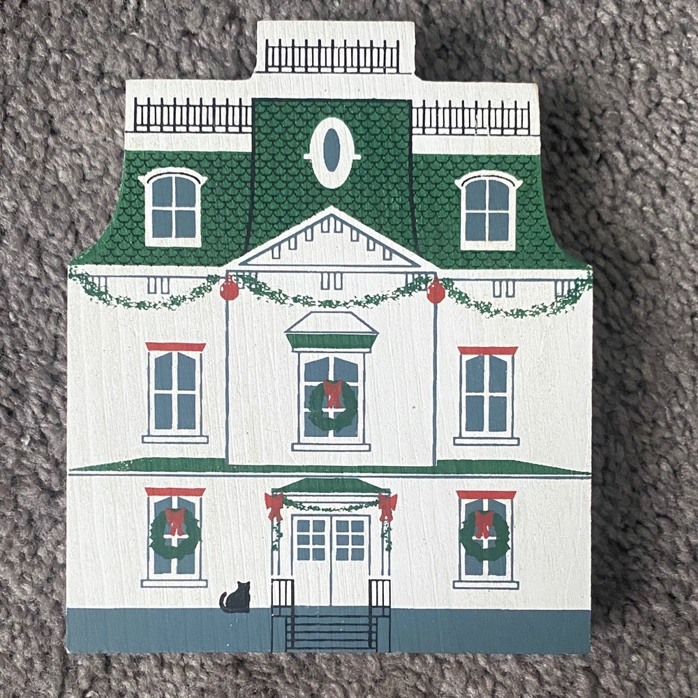 The Cats Meow Festive Green and White Holiday House